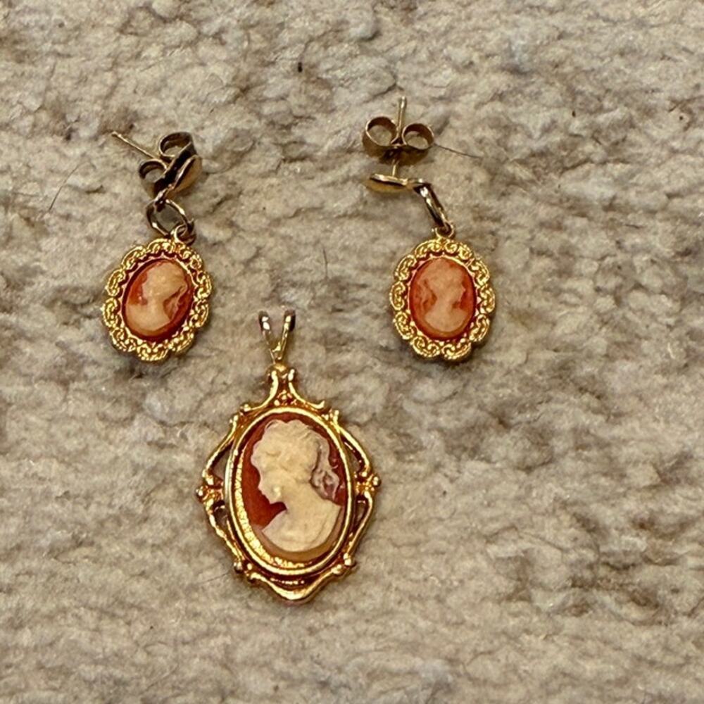 Vtg Orange Gold Tone Cameo Pendant and Post Back Dangle Earrings Set (SF13)